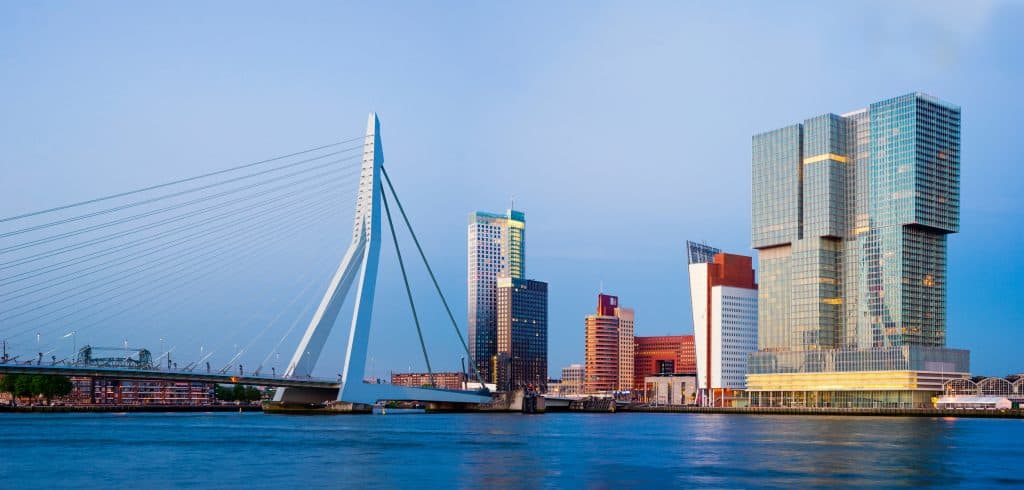 De Erasmusbrug die je kunt zoen tijdens een rondvaart haven Rotterdam